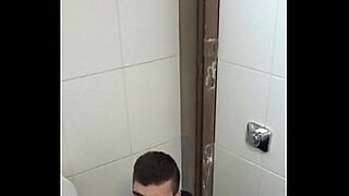 abuelos espiando en baños publicos masturbandose gays