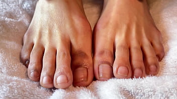 alissa goes for a hot feet solo