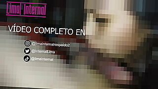 oliendo las bragas de mi tia y me descubre serviporno