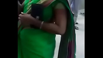 local village tamil aunties lifting saree and peeing video2