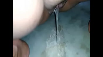 desi aunty saqreelifting washing ass outside