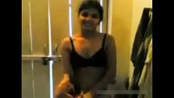 indian anty wasing clothes and showing boobs