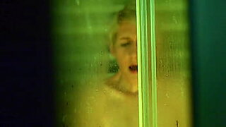 fille nue sous la douche