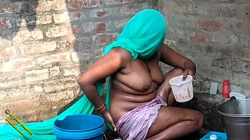 desi village girl with big tits takingbath in public