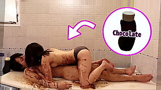 mama seksi ngentot dengan anak di kamar mandi